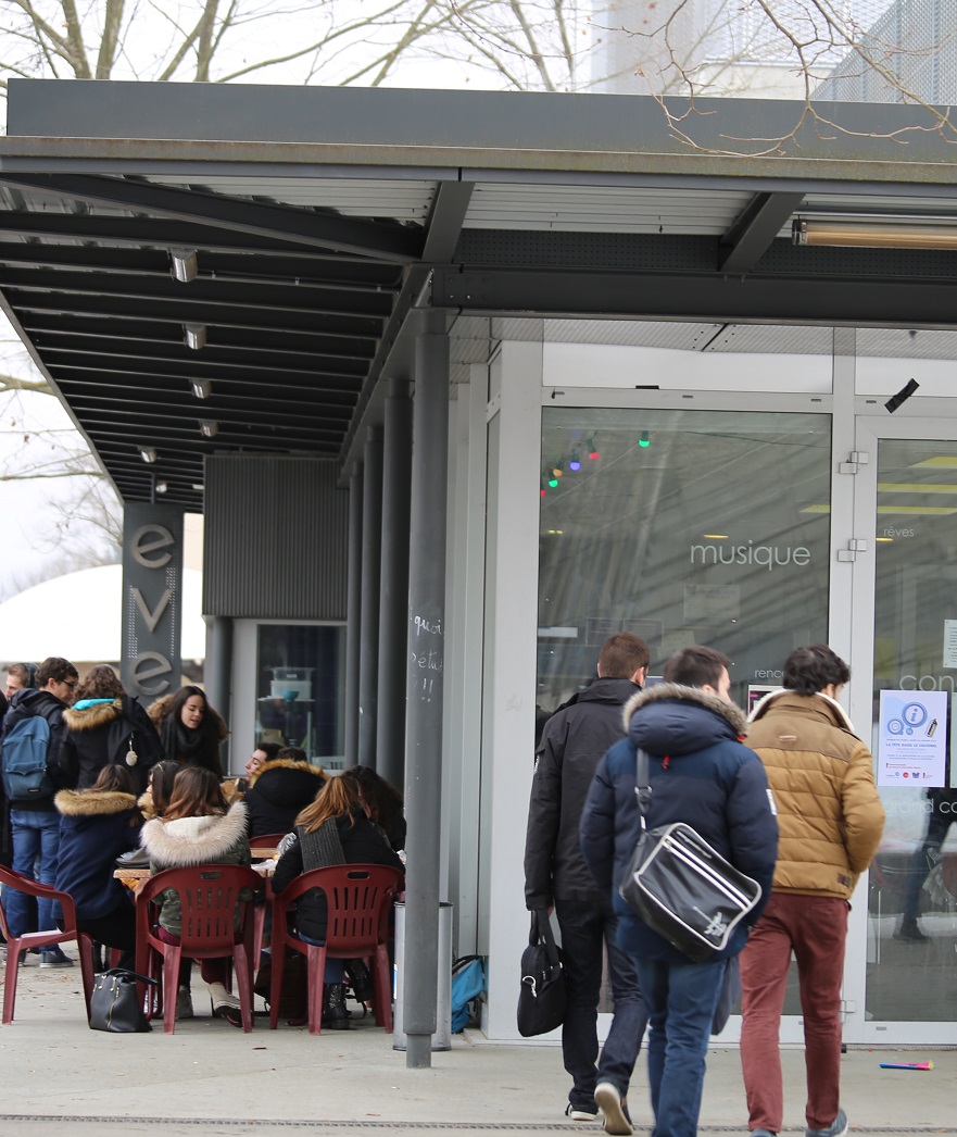 Le bâtiment côté café